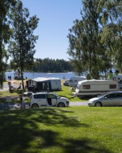 Merry Camping – Merikarvian suosituin leirintäalue Merry Camping sijaitsee idyllisellä Brändöön saarella, vain 3 km Merikarvian keskustasta. Tarjoamme monipuolisia majoitusvaihtoehtoja: asuntoautot, -vaunut, teltat sekä 20 viihtyisää mökkiä. Vierailijoille on aina avoinna olevat wc:t ja suihkut, yhteiskeittiö, grillikatos sekä lisämaksusta pyykkitupa ja saunat. Lapsille löytyy leikkipaikka ja polkuautorata, ja aktiviteetteihin kuuluvat perhepolkuveneet, soutuveneet, SUP-laudat ja kajakit. Meille on helppo tulla, ja Merikarvialla nautit 100 aurinkoisesta päivästä enemmän!